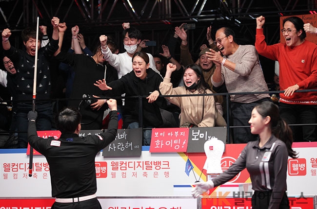 PBA투어는 지난해 출범 당시부터 한국당구계의 가장 큰 이슈였다. ‘우승상금 1억원’으로 한국당구에 새로운 장을 연 PBA투어는 이번 시즌 총 7개 대회를 성공적으로 마쳤다. 지난 1월 7차전(웰컴저축은행 웰뱅챔피언십) 결승서 명승부 끝에 다비드 마르티네스(스페인)를 꺾고 우승한 김병호가 극적인 우승을 결정지은 후 관중석에 있던 딸 김보미(오른쪽 두 번째)를 향해 환호하고 있다.