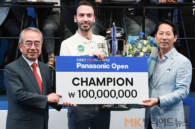 ‘초대챔프’ 필리포스 카시도코스타스는 PBA투어 초대 챔피언에 등극, 우승상금 1억원의 주인공이 된데 이어 이번시즌 총 1억2150만원의 상금을 받아 PBA 상금랭킹 3위를 기록했다. 지난해 6월 "파나소닉 오픈"서 우승한 필리포스가 PBA 김영수 총재, 파나소닉 노운하 대표와 시상식 후 기념촬영하고 있다.