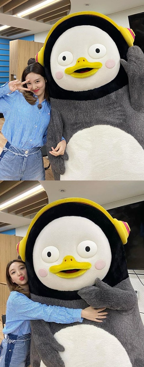 트와이스 나연과 펭수가 만났다. 사진=트와이스 공식 인스타그램