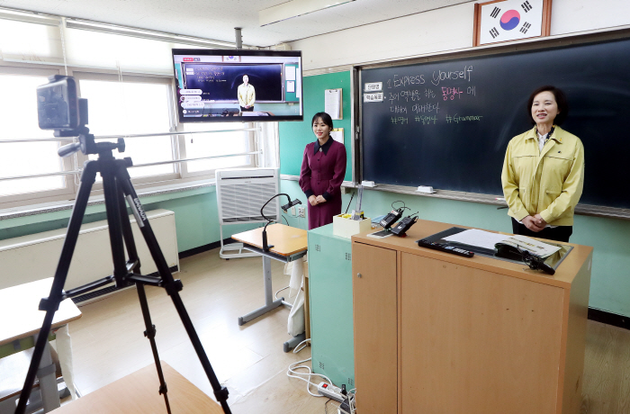 온라인 수업에 등장한 유은혜 부총리

    (인천=연합뉴스) 윤태현 기자 = 유은혜 부총리 겸 교육부 장관(오른쪽)이 16일 오후 인천시 강화군 강서중학교에서 진행된 온라인 수업에서 학생들에게 인사말을 하고 있다. 2020.4.16

    tomatoyoon@yna.co.kr

(끝)





<저작권자(c) 연합뉴스, 무단 전재-재배포 금지>