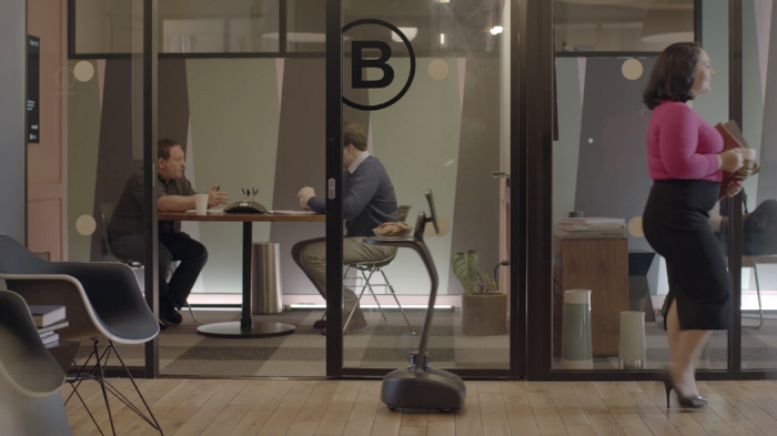 커뮤니티 로봇이 가벼운 짐을 나르는 모습. [사진 제공 = 삼성물산]