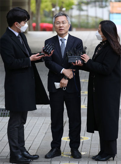 조국 전 법무부 장관 아들의 인턴확인서를 허위로 작성해준 혐의로 기소된 최강욱 열린민주당 당선인이 21일 서울중앙지법에서 열린 첫 공판에 출두하고 있다. [한주형 기자]