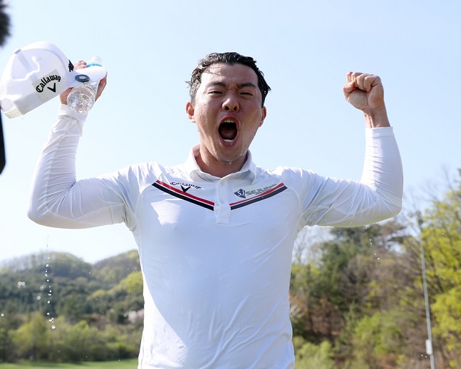 제13회 동부화재 프로미 오픈_에서 우승을 확정 지은 뒤 포효하는 맹동섭. 사진=한국프로골프협회 제공