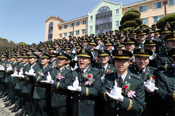 24일 대전시 국군의무학교에서 열린 `국군의무학교 제50기 의무사관 및 제17기 수의사관 신임장교 임관식`에서 신임 의무장교들이 코로나19 환자 진료에 힘쓴 의료인에게 고마움을 전하는 `덕분에 챌린지` 포즈를 취하며 기념촬영을 하고 있다. [사진 제공 = 국방일보]