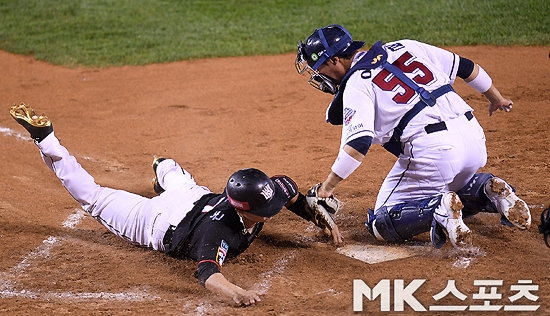 괜한 고급 야구 콤플렉스에 빠져 있을 때가 아니다. 그 자리는 어떻게 하면 더 기본에 충실한 야구를 할 수 있을지에 대한 고민으로 채워져야 한다. 그것이 진정한 ‘K야구 한류’의 시작이다. 사진(서울 잠실)=옥영화 기자