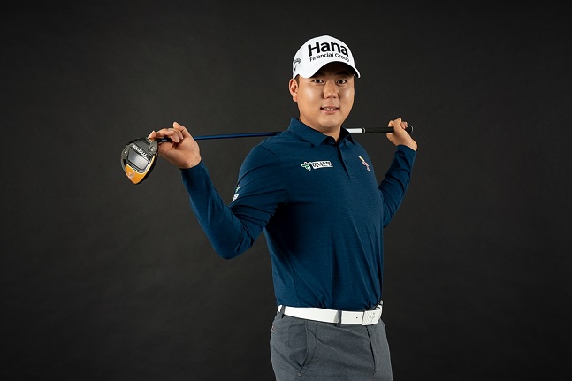 올 시즌 하나금융그룹과 새롭게 메인 스폰서 계약을 체결한 함정우. 사진=한국프로골프협회 제공
