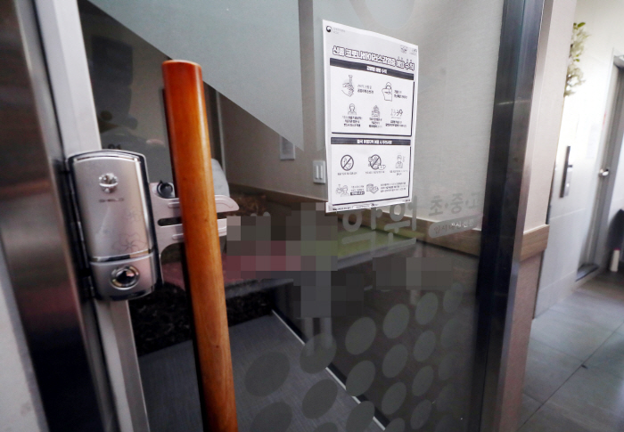 굳게 닫힌 코로나19 확산 학원 정문

    (인천=연합뉴스) 윤태현 기자 = 서울 이태원 클럽발 신종 코로나바이러스 감염증(코로나19)이 인천지역에 확산하는 가운데 13일 오전 코로나19 확진자가 3명 발생한 인천시 미추홀구 한 학원 정문이 굳게 닫혀 있다. 2020.5.13

    tomatoyoon@yna.co.kr

(끝)





<저작권자(c) 연합뉴스, 무단 전재-재배포 금지>