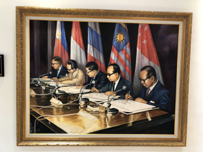 인도네시아 자카르타에 위치한 아세안 사무국(ASEAN Secretariat) 신청사 내에 전시된 그림. 아세안의 `건국의 아버지(Founding Fathers)`로 불리는 말레이시아·싱가포르·인도네시아·태국·필리핀 외무장관 5명이 1967년 8월 8일 태국 방콕에서 창립 선언문에 서명하는 모습.