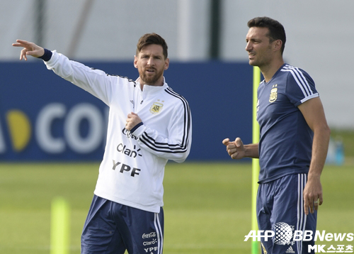 리오넬 스칼로니(오른쪽) 아르헨티나 축구대표팀 감독이 주장 리오넬 메시(왼쪽)가 역사상 최고의 선수라고 주장했다. 사진=AFPBBNews=News1