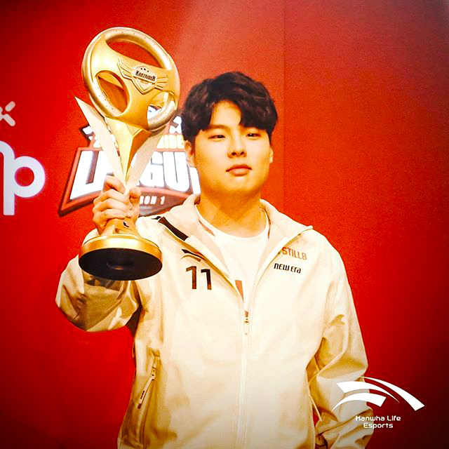 카트라이더 황제 문호준이 은퇴 철회 하루 만에 개인전 경력 마감을 최종 발표했다. 팀전 참가와 후진 양성 등 역대 최고 프로게이머 중 하나로서 행보는 계속 이어간다. 한화그룹은 문호준이 주도한 2020 SKT JUMP 카트라이더 리그 시즌1 우승을 통해 야구단 이글스가 이루지 못한 21세기 첫 프로스포츠 단체전 정상에 올랐다. 사진=한화생명e스포츠 SNS