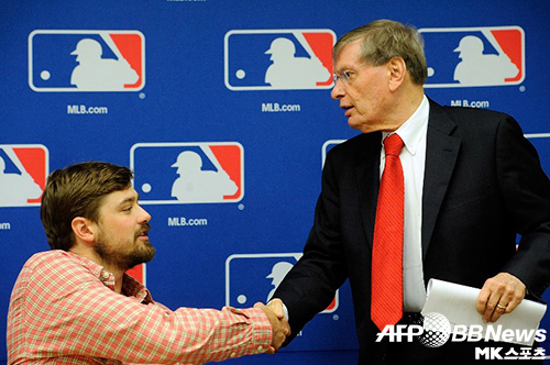 지난 2011년 11월 메이저리그 노사 협약 합의 기자회견에서 선수 대표로 나온 앤드류 밀러(좌)와 버드 셀릭 당시 커미셔너(우)가 악수하는 모습. 메이저리그 노사는 이번 협상을 사실상 다음 노사 협약 협상의 전초전으로 여기고 날선 대립을 하고 있다. 사진=ⓒAFPBBNews = News1