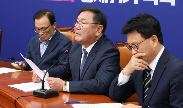 김태년 더불어민주당 원내대표(가운데)가 12일 오전 국회에서 열린 최고위원회의에서 "집값 안정을 위해 강력하고 단호하게 대처하겠다"고 말했다. 왼쪽부터 이해찬 대표, 김 원내대표, 박광온 최고위원.  [김호영 기자]