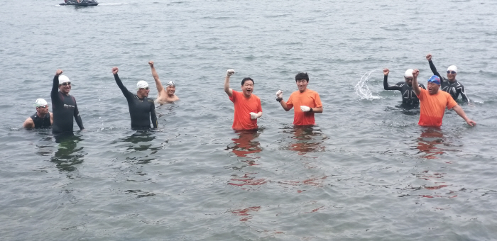 17일 오후 경남 창원시 마산합포구 돝섬에서 허성무 창원시장(가운데 왼쪽)이 마산만 수질 점검 수영 체험 행사를 갖고 화이팅을 외치고 있다. [창원시 제공]