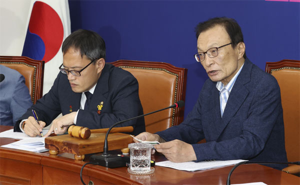 이해찬 더불어민주당 대표(오른쪽)가 19일 오전 국회에서 열린 민주당 최고위원회의에서 발언하고 있다. 왼쪽은 박주민 최고위원. [김호영 기자]