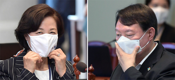 추미애 법무부 장관(왼쪽)과 윤석열 검찰총장이 22일 청와대에서 열린 제6차 반부패정책협의회에 나란히 참석했다. 한명숙 전 총리 사건 재조사를 둘러싸고 최근 갈등을 빚고 있는 이들은 이날 문재인 대통령이 주재한 회의에서 별다른 대화를 나누지 않았다. [이충우 기자]