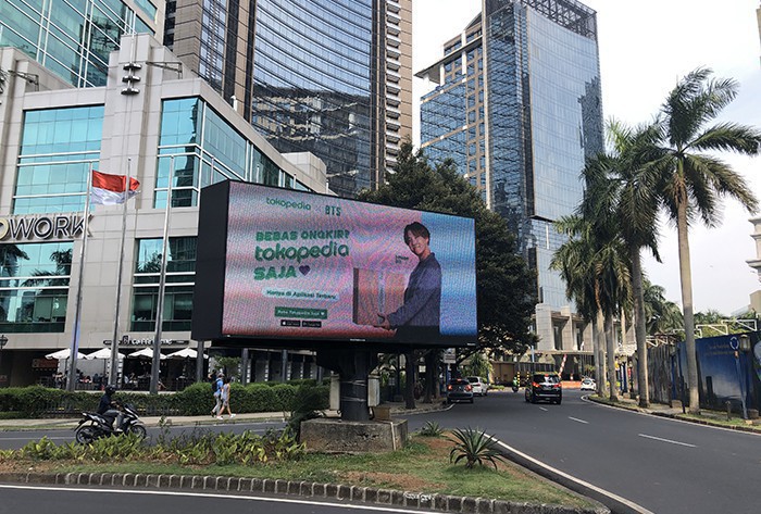 인도네시아 전자상거래업체 토코피디아의 브랜드 홍보 대사인 방탄소년단의 자카르타 옥외 광고물