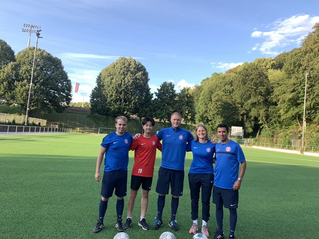 좌측 2번째 이철희. 3번째 파비안 부페탈 감독. 재활담당코치 등