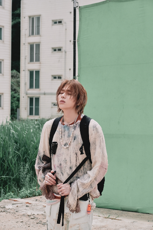 지코(ZICO)가 여름 앨범 ‘랜덤박스(RANDOM BOX)’의 수록곡 ‘만화영화’ 뮤직비디오 스틸컷을 기습 공개했다. 사진=KOZ엔터테인먼트