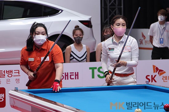 김예은은 박지현을 상대로 1세트를 내주고도 3세트를 내리 따내며 우승컵을 들었다. 경기시작전 김예은과 박지현이 뱅킹하고 있다.