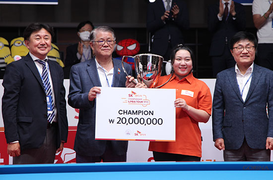 김예은이 시상식 후 기념촬영하고 있다. 왼쪽부터 PBA 장상진 부총재, SK네트웍스 최신원 회장, 김예은, SK렌터카 현몽주 대표.