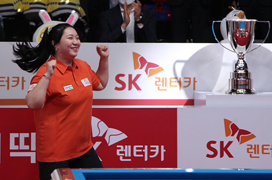 `우승했어요" 시상식을 위한 우승자 이름을 호명하자, 김예은이 펄쩍 뛰며 경기장 중앙으로 향하고 있다.