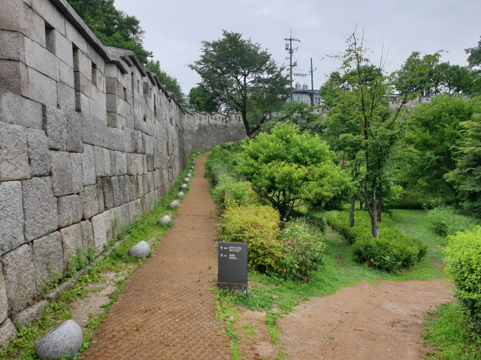 한양도성길 와룡공원에서 숙정문으로 가는 초입. [차창희 기자]