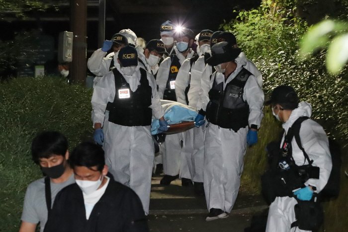 숨진 채 발견된 박원순 서울시장
(서울=연합뉴스) 김주성 기자 = 경찰과학수사대원들이 10일 새벽 서울 종로구 숙정문 인근에서 숨진 채 발견된 박원순 서울시장의 시신을 운구하고 있다. 2020.7.10
utzza@yna.co.kr
(끝)
<저작권자(c) 연합뉴스, 무단 전재-재배포 금지>