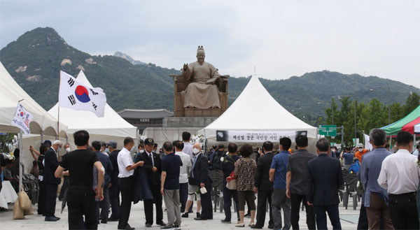 12일 서울시청 앞 광장에 마련된 고(故) 박원순 서울시장 시민분향소에 시민들이 조문을 위해 줄을 서 있다(왼쪽). 같은 날 광화문광장의 고 백선엽 장군 시민분향소도 조문을 하려는 시민들로 붐볐다(오른쪽). 박 시장의 영결식은 13일 서울시청에서 열리며, 백 장군 발인식은 15일 서울아산병원에서 진행된다. [이충우 기자]