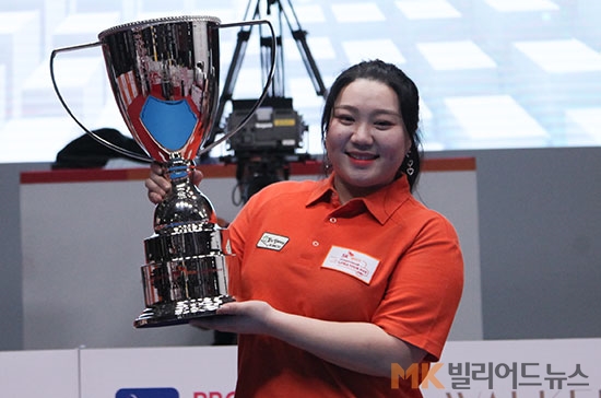 지난시즌 평가에 "만족스럽지 않다"고 말한 김예은은 결국 이번 시즌 개막전서 우승, 상금 2000만원의 주인공이 됐다. 우승 후 김예은이 우승트로피를 들고 기념촬영 하고 있다.