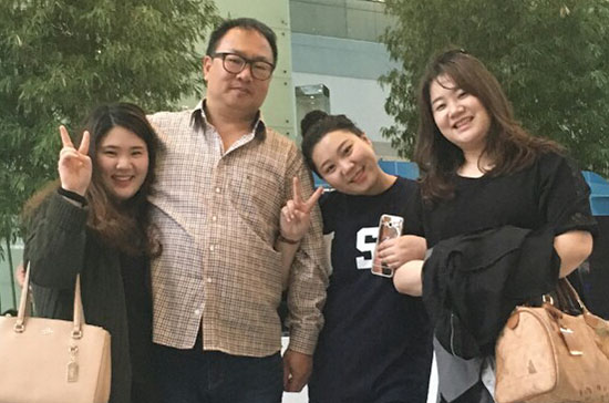 김예은은 지난 2016년 당구로 부모님과의 갈등을 그린 TV프로그램 ‘동상이몽’에 출연한바 있다. 당시 방송국 촬영을 마치고 찍은 기념사진. 김예은의 왼쪽에 있는 아버지 김진수 씨는 프로당구 PBA 2부투어(드림투어)에서 활약하고 있다. 왼쪽 첫 번째 언니 김율리 역시 김예은과 함께 LPBA에서 뛰고 있다.(사진제공=김예은)