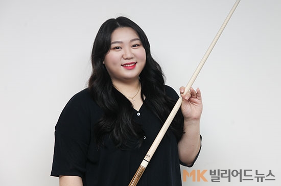 "축하메세지 800통 가까이 받았죠" 김예은은 우승 후 "메신저와 SNS를 합해 800통 가까운 축하메세지를 받았다"고 말했다. 김예은이 큐를 들고 포즈를 취하고 있다.