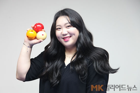 LPBA 20-21시즌 개막전 ‘SK렌터카 챔피언십’ 우승자인 김예은(21)은 우승 확정 순간 눈물을 ‘펑펑’ 쏟았다. 김예은은 "지난시즌 기대를 받고 LPBA에 참가했지만, 생각만큼 성적이 따라주지 않아 마음고생이 심했다"고 털어놨다. 김예은이 MK빌리어드뉴스와의 인터뷰 후 당구공을 들고 포즈를 취하고 있다.