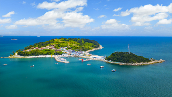 아름다운 해안 산책로와 출렁다리 덕분에 걷기 좋은 섬으로 꼽힌 경남 거제 이수도.