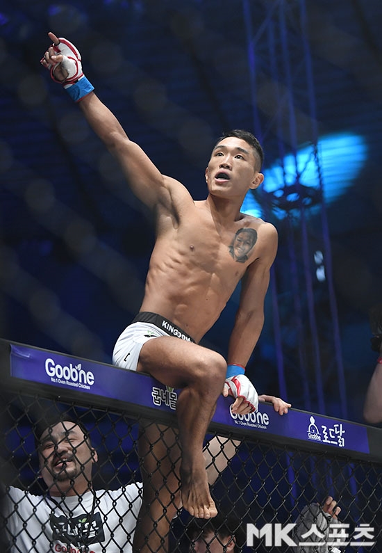 "ROAD FC 055/YOUNG GUNS 44" 대회가 9월 8일 오후 대구체육관에서 개최됐다. 영건스 7경기 -57kg 플라이급 메인 이벤트경기에서 소방관 파이터 윤호영이 타카기 야마토(일본)를 상대로 1라운드 29초만에 니어 네이키드 초크로 승리했다. 니어 네이키드 초크로 경기를 끝낸 윤호영이 환호하고 있다. 사진(대구)=김영구 기자