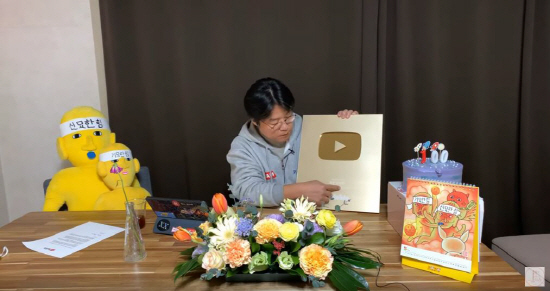 유튜브 채널 `채널 십오야`에서 실시간 방송을 진행 중인 나영석 PD. [사진 출처 = 유튜브 채널 십오야]