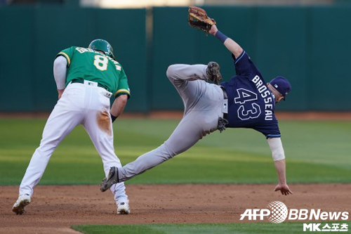 탬파베이 2루수 브로소가 2회말 수비에서 상대 주자 그로스맨의 태클에 걸려 넘어지고 있다. 사진(美 오클랜드)=ⓒAFPBBNews = News1