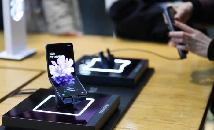 삼성전자 새 폴더블폰인 `갤럭시Z플립`이 출시된 14일 서울 서초구 삼성딜라이트 매장에서 고객들이 `갤럭시Z플립`을 체험해 보고 있다. [사진 제공 = 연합뉴스]