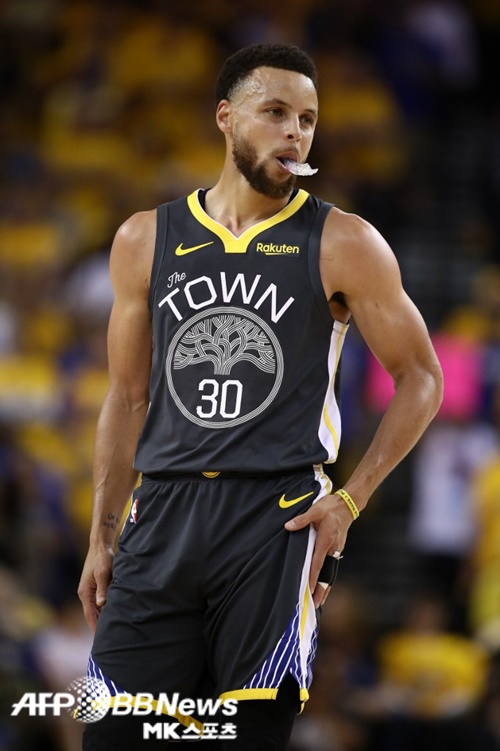 어깨춤 세리머니로 유명한 커리. 마우스피스를 물고 다니는 것도 그의 특징 중 하나다. 사진=AFPBBNews=News1