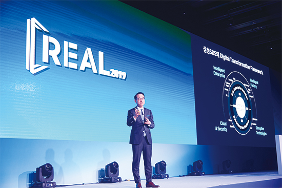 삼성SDS는 ‘데이터 드리븐 디지털 트랜스포메이션 리더’를 비전으로 잡았다. 홍원표 삼성SDS 대표이사(사장)가 지난 5월 8일 서울 신라호텔에서 개최된 ‘REAL 2019’에서 ‘Digital Transformation in the Real World’ 주제로 첫 번째 기조연설을 하고 있다. <삼성SDS 제공>