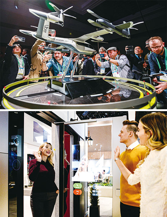현대차가 선보인 개인용 비행체 콘셉트 모델 ‘S-A1’ 모형. LG전자 모델들이 ‘LG 씽큐 홈’ 존에서 사물인터넷(IoT) 공간 솔루션을 통해 집 안팎을 연결하는 ‘스마트도어’를 소개하고 있다. <연합뉴스, LG전자 제공>