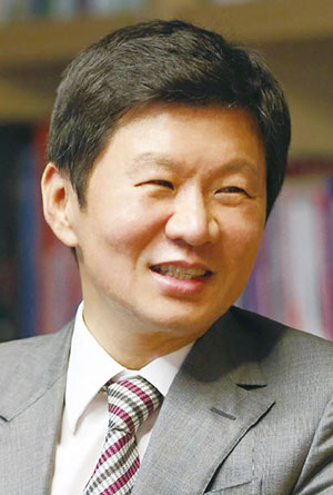 1962년생/ 고려대 경영학과/ 옥스퍼드대 대학원 PPE(철학·정치·경제) 석사/ 1988년 현대자동차 입사/ 1996년 현대자동차 대표이사 회장/ 1999년 HDC현대산업개발/ 2018년 5월 HDC그룹 회장(현)