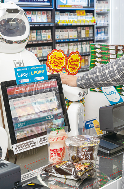 언택트 시대에 맞춰 오프라인에서도 앞다퉈 비대면 결제 서비스를 도입하는 추세다. 사진은 세븐일레븐 셀프결제 AI 로봇 ‘브니’.<윤관식 기자>