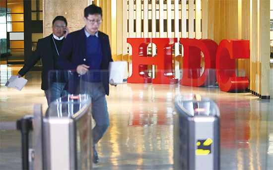 HDC현대산업개발이 아시아나항공 인수 조건을 원점에서 재검토하자고 밝히면서 논란이 뜨겁다. <매경DB>