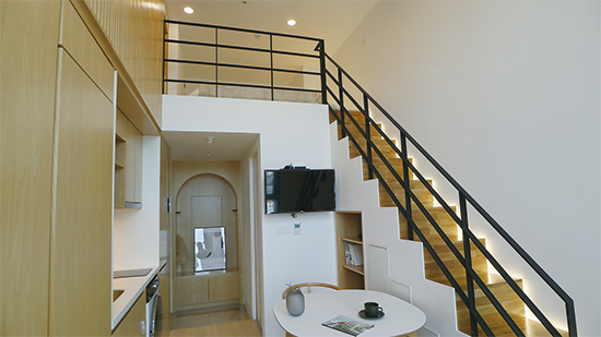 공유오피스 패스트파이브가 운영하는 공유주거 서비스 ‘라이프온투게더(LIFE on 2.GATHER)’. 일반 방의 층고는 2.4m 수준이지만 복층 구조의 방은 층고가 약 3.4m에 달한다. <패스트파이브 제공>