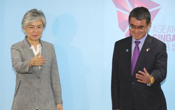 강경화 외교부 장관(왼쪽)과 고노 다로 일본 외상. [뉴스1]