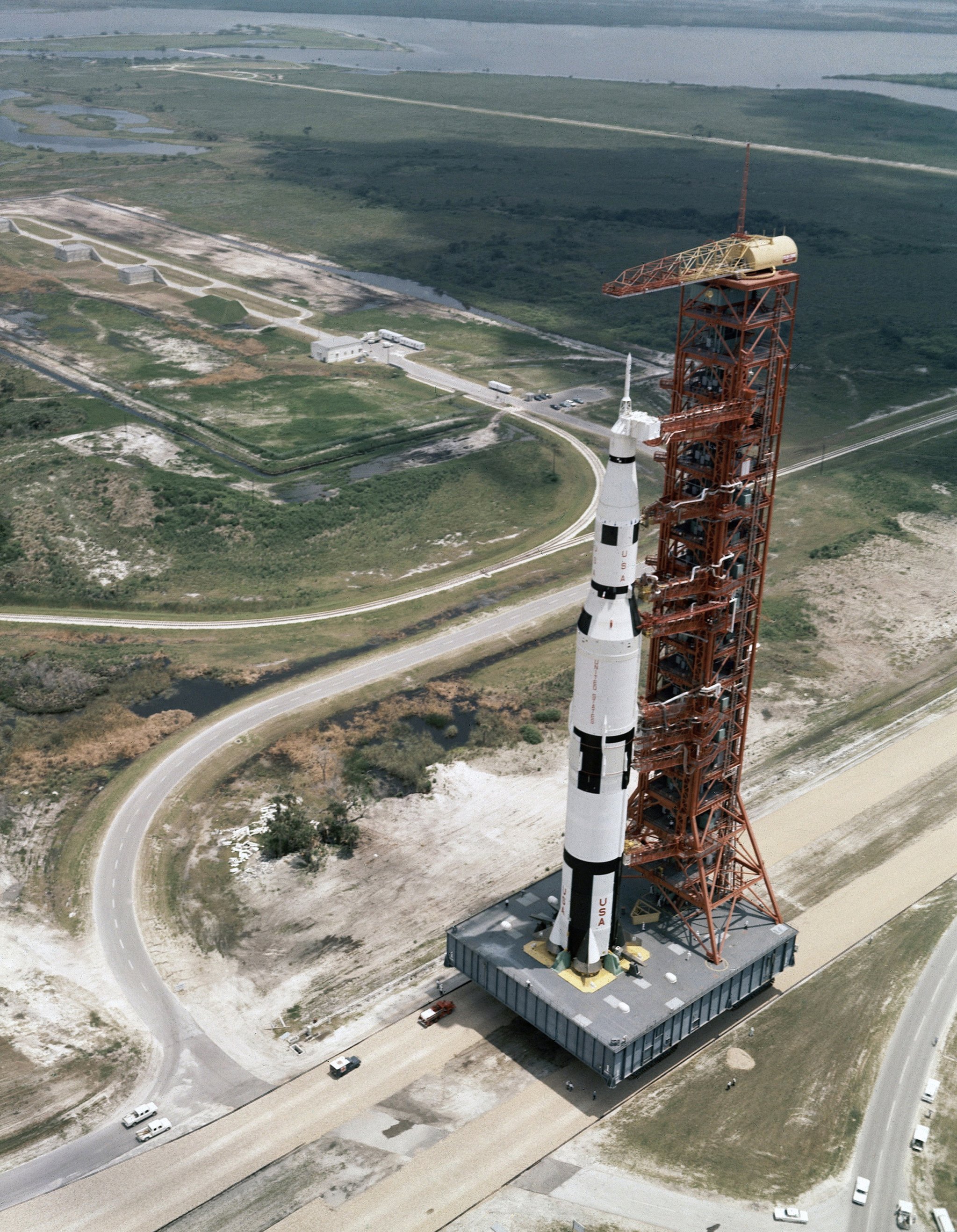 아폴로 8호를 실은 새턴 5호 로켓이 케네디 우주센터 발사대에 대기하고 있다. (AP)