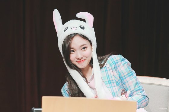 귀가 움직이는 토끼 모자를 쓴 트와이스의 나연. [사진 중앙포토]