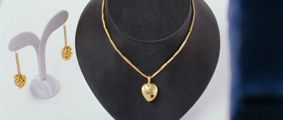 주얼리코너에서 남편이 여자친구의 크리스마스 선물로 고른 하트모양의 펜던트가 달린 금목걸이. 하트모양의 펜던트에는 붉은 보석도 세팅되어 있다. [사진 영화 화면 캡쳐]