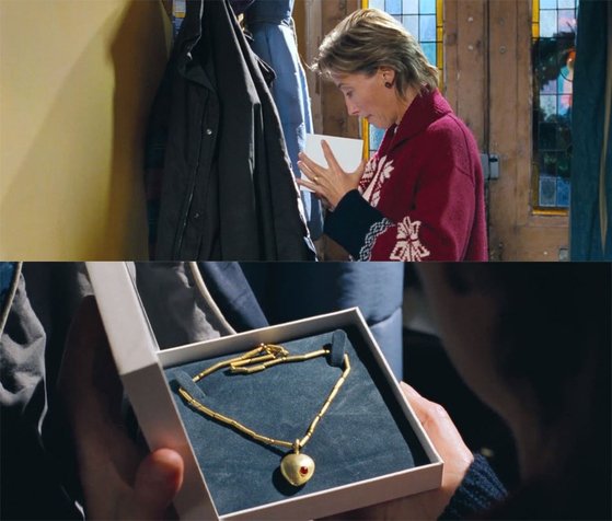 남편의 주머니 속에 금목걸이가 들어있는 것을 보고 설레는 마음으로 선물을 기다리는 아내. [사진 영화 화면 캡쳐]