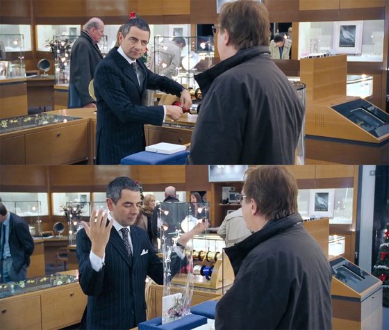 미스터 빈으로 알려진 영국의 코미디언인 로언 앳킨슨이 주얼리 코너 직원으로 등장해서 금목걸이를  포장하는 장면. [사진 영화 화면 캡쳐]
